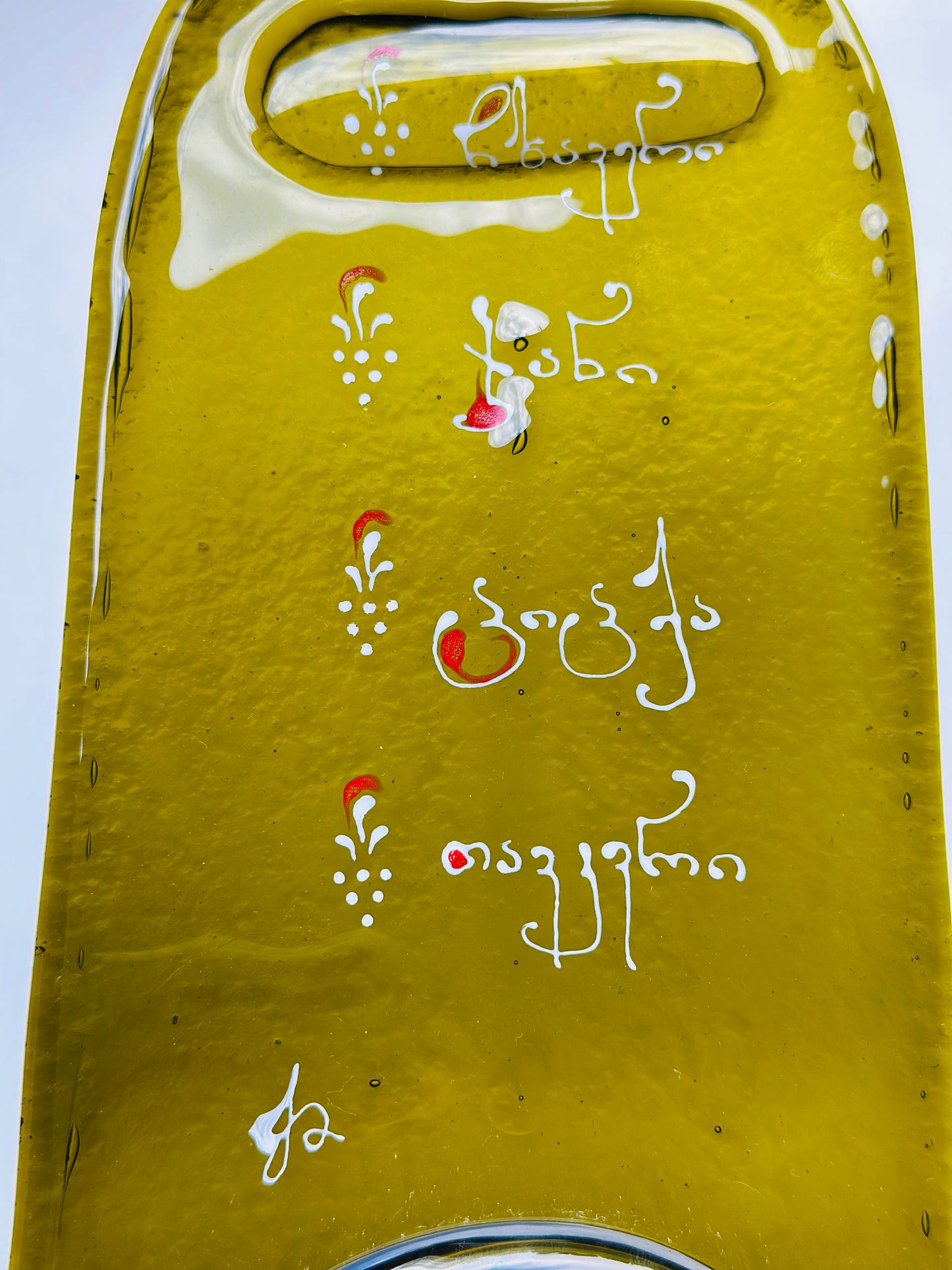 Plateau en forme de bouteille( ყველის დაფა ღვინის დასახელებებით) 30x11cm