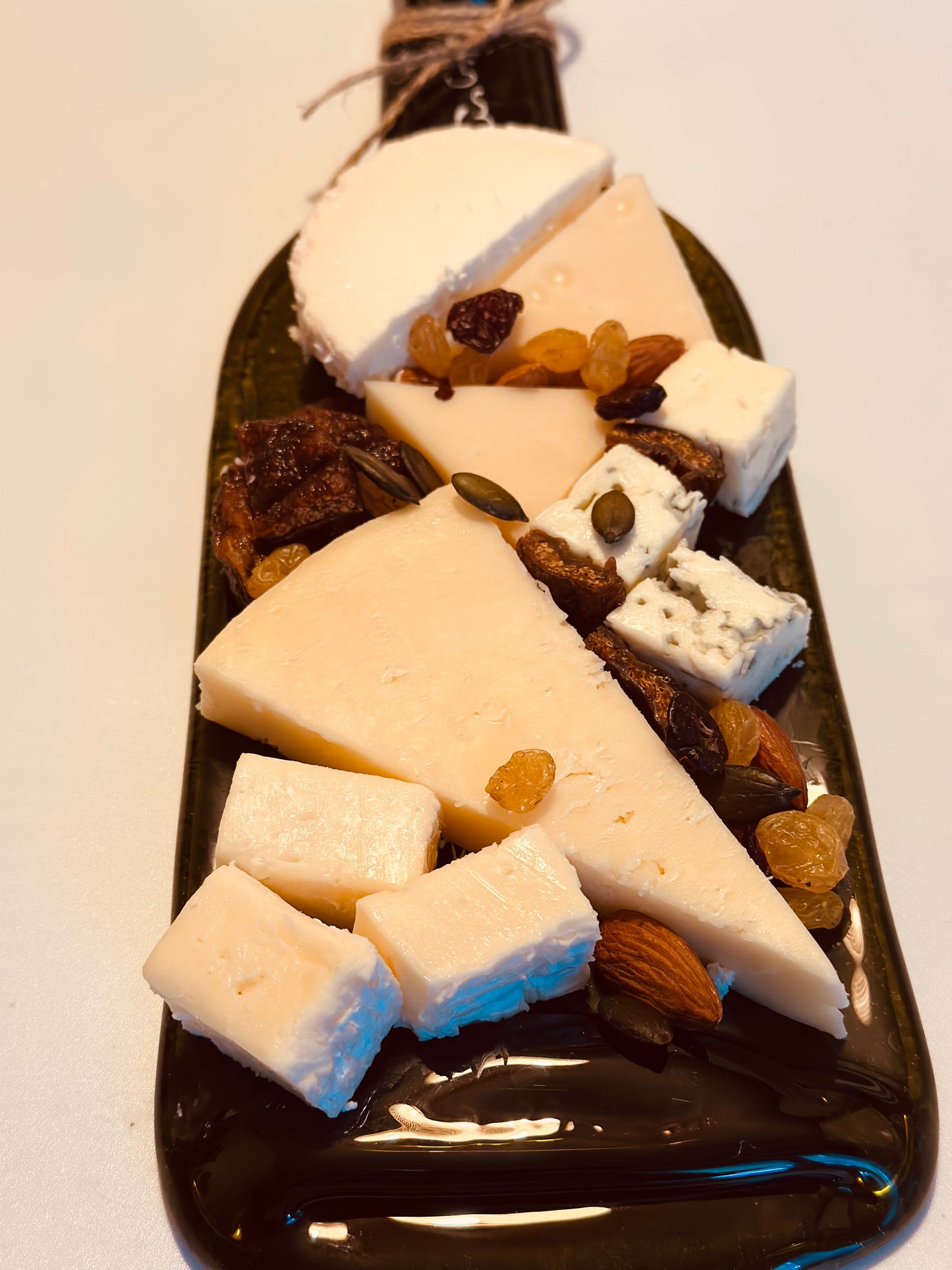 Plateau de fromage Saferavi( ყველის დაფა საფერავი) 30x11cm