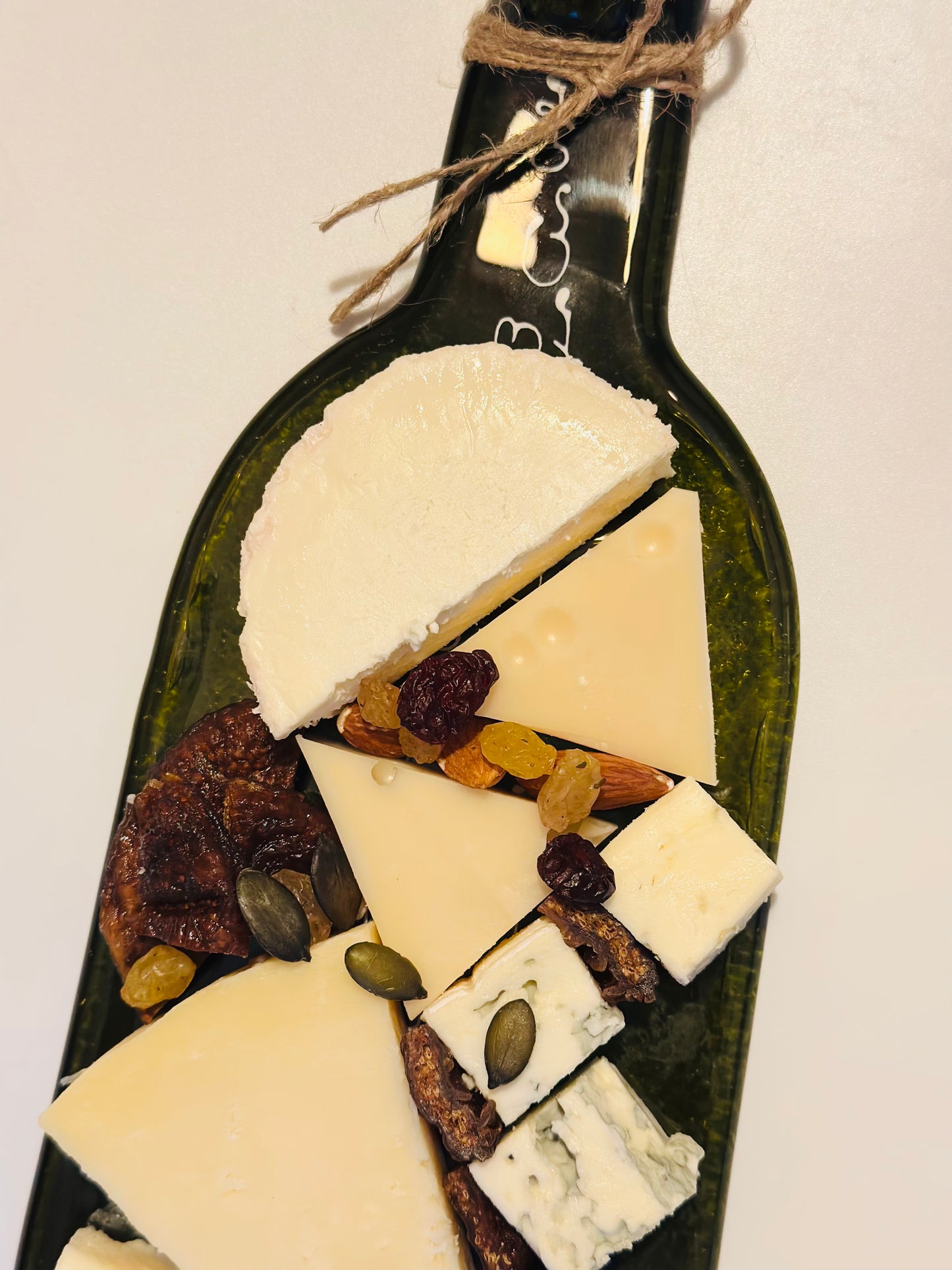 Plateau de fromage Saferavi( ყველის დაფა საფერავი) 30x11cm