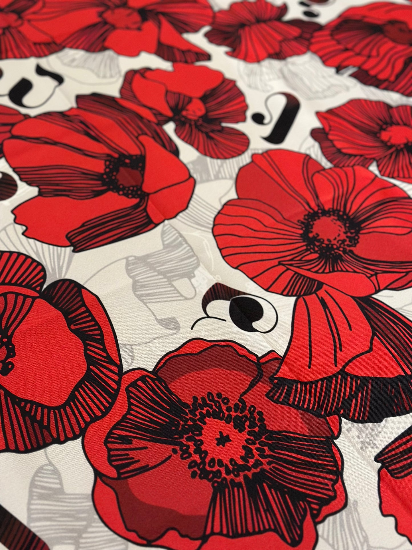 Nappe „Coquelicot rencontre l’alphabet ”( სუფრა ყაყაჩოს და ქართული ანბანის კომბინაციით)140x140