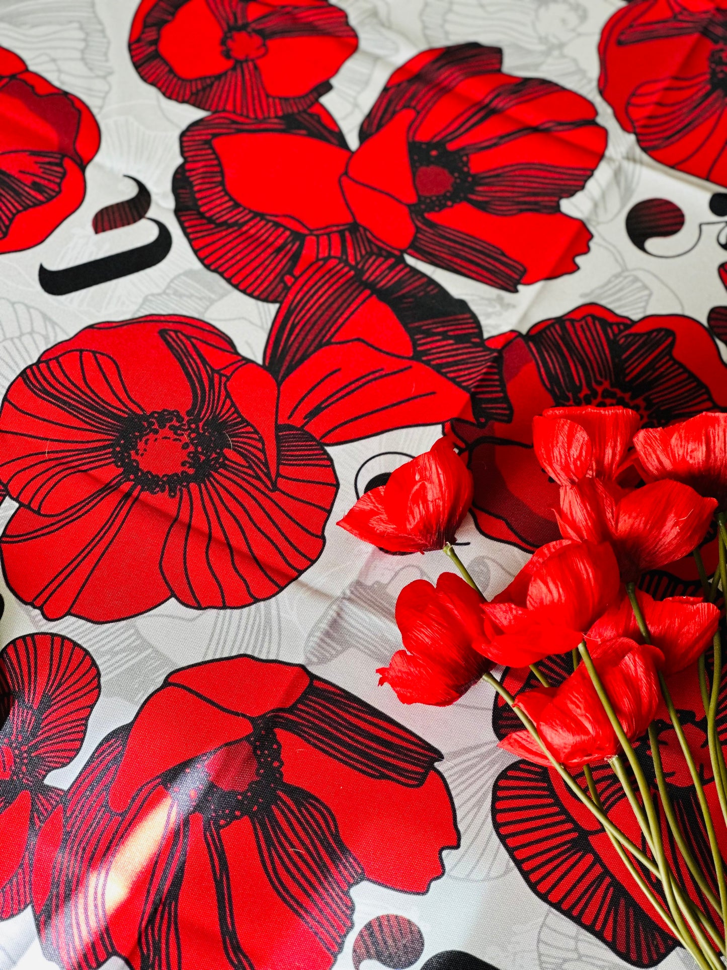 Nappe „Coquelicot rencontre l’alphabet ”( სუფრა ყაყაჩოს და ქართული ანბანის კომბინაციით)140x140